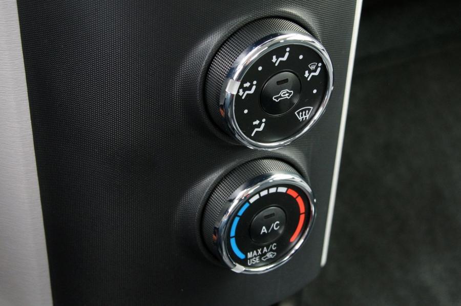 Детали интерьера Scion iQ 2012 года  (фото 65 из 128)